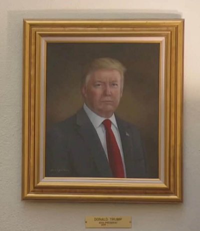 Трамп вимагає прибрати свій портрет у Колорадо, де, як він вважає, його невдало зобразили Трамп вимагає прибрати свій портрет у Колорадо, де, як він вважає, його невдало зобразили