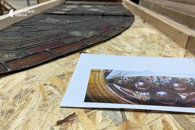 Зберегти автентичні вітражі та центральні двері філармонії Зберегти автентичні вітражі та центральні двері філармонії