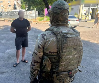 У Черкасах двох людей підозрюють у "вибиванні" коштів із родичів загиблих воїнів У Черкасах двох людей підозрюють у "вибиванні" коштів із родичів загиблих воїнів