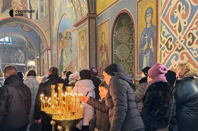 Кияни занурюються у крижану воду: 6 січня відзначається Водохреще Кияни занурюються у крижану воду: 6 січня відзначається Водохреще