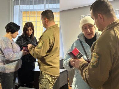 На Волині рідним чотирьох загиблих бійців на сході вручили посмертні відзнаки На Волині рідним чотирьох загиблих бійців на сході вручили посмертні відзнаки