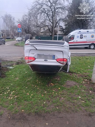 У Черкасах на перехресті внаслідок ДТП перекинулася автівка У Черкасах на перехресті внаслідок ДТП перекинулася автівка