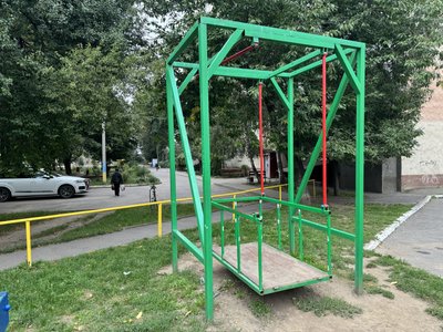 Інклюзивна гойдалка на дитячому майданчику, що на вулиці Головній, 190-А у Чернівцях Інклюзивна гойдалка на дитячому майданчику, що на вулиці Головній, 190-А у Чернівцях