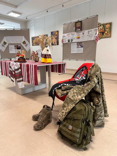 Інсталяція із військовими речами на виставці, 5 червня 2026 року, Хмельницький Інсталяція із військовими речами на виставці, 5 червня 2026 року, Хмельницький