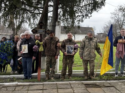 Рік і три місяці вважався безвісти зниклим: на Вінниччині попрощалися полеглим оборонцем Віктором Дмитрашиком Рік і три місяці вважався безвісти зниклим: на Вінниччині попрощалися полеглим оборонцем Віктором Дмитрашиком