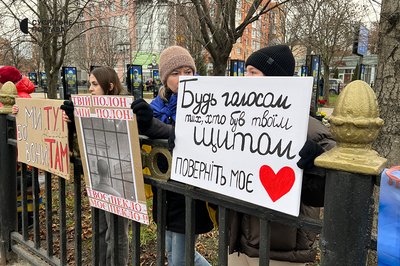 У Полтаві влаштували акцію на підтримку військовополонених У Полтаві влаштували акцію на підтримку військовополонених