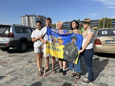 У Кременчуці відбувся автопробіг на підтримку військовополонених У Кременчуці відбувся автопробіг на підтримку військовополонених
