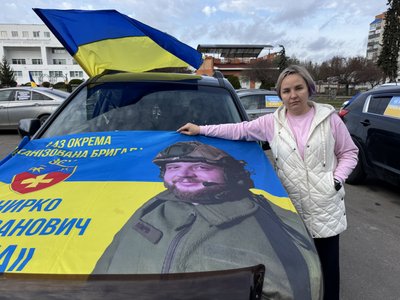 "Перед обміном нас перестали бити", — учасник автопробігу на підтримку полонених у Сумах "Перед обміном нас перестали бити", — учасник автопробігу на підтримку полонених у Сумах