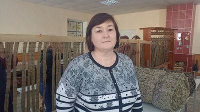 Допомога для фронту: жителі Пулинської громади щодня плетуть маскувальні сітки для ЗСУ Допомога для фронту: жителі Пулинської громади щодня плетуть маскувальні сітки для ЗСУ
