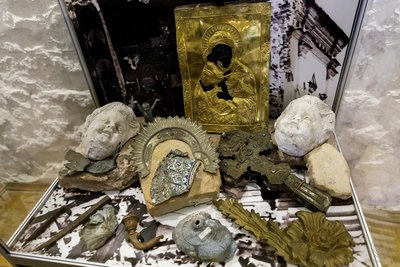 У Лаврі відкрилась виставка про знищені українські храми через вторгнення РФ У Лаврі відкрилась виставка про знищені українські храми через вторгнення РФ