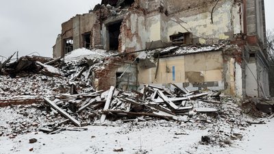 Зруйнований через російські удари ліцей в Есхарі Зруйнований через російські удари ліцей в Есхарі