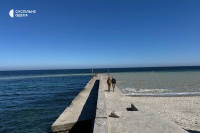 Біля пляжу "Ланжерон" в Одесі помітили світлу пляму в морі Біля пляжу "Ланжерон" в Одесі помітили світлу пляму в морі