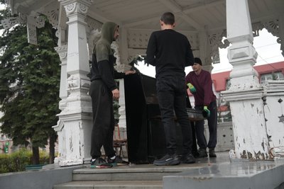 "Піаніно розстроєне, не грає, клавіша западає". Чому прибрали піаніно з Сумської Альтанки? "Піаніно розстроєне, не грає, клавіша западає". Чому прибрали піаніно з Сумської Альтанки?