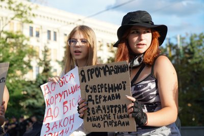 Четвертий вечір протестів проти закону, що обмежує НАБУ І САП, пройшов у Харкові: фоторепортаж Четвертий вечір протестів проти закону, що обмежує НАБУ І САП, пройшов у Харкові: фоторепортаж