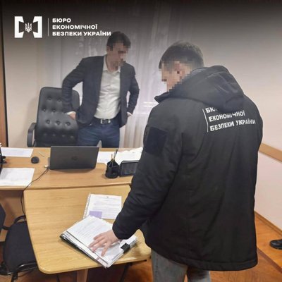 Двох посадовців міськради Чернівців підозрюють у переплаті майже 3,5 млн грн під час ремонту дороги Двох посадовців міськради Чернівців підозрюють у переплаті майже 3,5 млн грн під час ремонту дороги