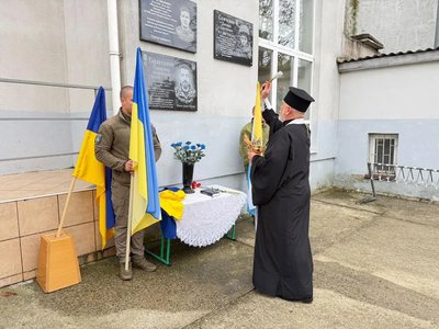 На Одещині відкрили меморіальну дошку загиблому військовому Олександру Тарахтієнку На Одещині відкрили меморіальну дошку загиблому військовому Олександру Тарахтієнку