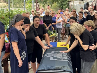 У Херсоні провели в останню путь загиблих на війні бійців У Херсоні провели в останню путь загиблих на війні бійців