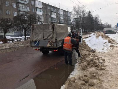У Житомирі комунальники чистять зливоприймальні решітки від снігу та льоду — міська рада У Житомирі комунальники чистять зливоприймальні решітки від снігу та льоду — міська рада