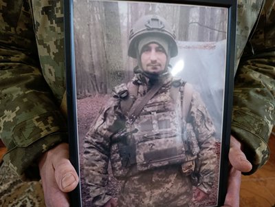 "Він мене викопував, він мене витягував": у Хмельницькому попрощалися з військовим Юрієм Холміцьким "Він мене викопував, він мене витягував": у Хмельницькому попрощалися з військовим Юрієм Холміцьким