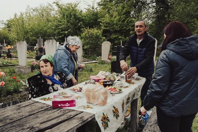 Катають яйця на могилах, кладуть цукерки й паски біля поховань та моляться: як відзначають Проводи на Сумщині Катають яйця на могилах, кладуть цукерки й паски біля поховань та моляться: як відзначають Проводи на Сумщині