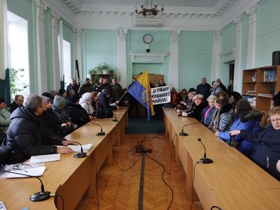У Полтаві люди вчетверте вийшли на мітинг проти закриття районної лікарні У Полтаві люди вчетверте вийшли на мітинг проти закриття районної лікарні