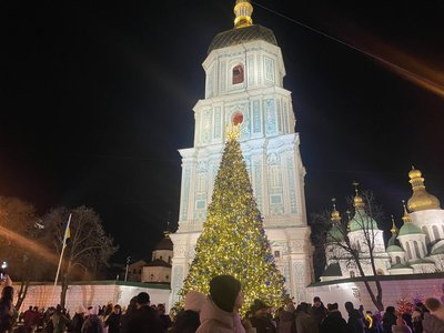 Новорічні святкування: кияни збираються біля ялинки на Софійській площі Новорічні святкування: кияни збираються біля ялинки на Софійській площі