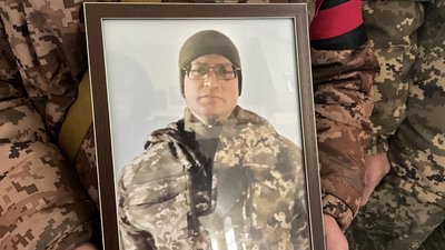 У Полтаві попрощалися із двома бійцями, які загинули на війні з РФ У Полтаві попрощалися із двома бійцями, які загинули на війні з РФ