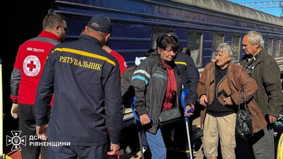 27 жителів Донеччини прибули на Рівненщину евакуаційним потягом 27 жителів Донеччини прибули на Рівненщину евакуаційним потягом