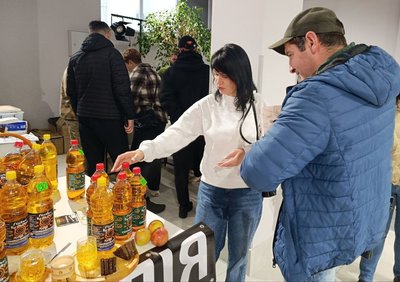 Під час ярмарку можна купити, зокрема, олію, м'ясні вироби і крафтові сири Під час ярмарку можна купити, зокрема, олію, м'ясні вироби і крафтові сири