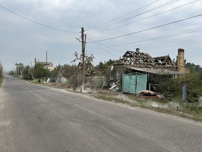 «Якби вони були тут — були б трупи»: як жителі Софіївки готуються до евакуації після удару дев’ятьма авіабомбами