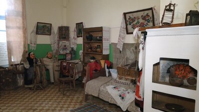 Безмен, ліжник, ковганочка, очіпки: у селі на Чернігівщині місцеві жителі зібрали колекцію речей минулого століття