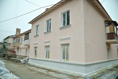 У Святошині в Києві відновлюють будинки після російських обстрілів У Святошині в Києві відновлюють будинки після російських обстрілів