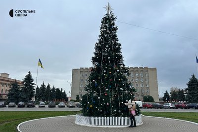 В Ізмаїлі встановлюють новорічну ялинку: фото В Ізмаїлі встановлюють новорічну ялинку: фото