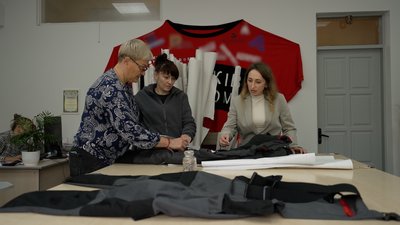 Підприємиця з Чернігова розробила адаптивні штани для ветерана на двох протезах Підприємиця з Чернігова розробила адаптивні штани для ветерана на двох протезах