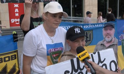 У Луцьку рідні полонених і зниклих безвісти підняли "Прапор надії"