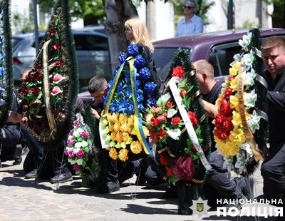 Поліцейські Херсонщини провели в останню путь загиблого внаслідок російської атаки Олександра Чехуна Поліцейські Херсонщини провели в останню путь загиблого внаслідок російської атаки Олександра Чехуна