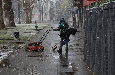 Нічні заморозки та сніг на початку квітня на Херсонщині. Як негода вплине на врожай Нічні заморозки та сніг на початку квітня на Херсонщині. Як негода вплине на врожай