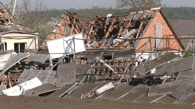 Будинок і сонячна підстанція, яких було пошкоджено через російську атаку Будинок і сонячна підстанція, яких було пошкоджено через російську атаку