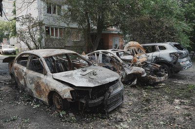 У Слобідському районі Харкова згоріли машини через російські удари дронами, 5 червня 2025 року У Слобідському районі Харкова згоріли машини через російські удари дронами, 5 червня 2025 року