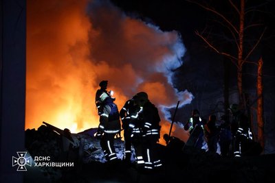 Рятувальники гасять пожежу у Київському районі Харкова, 7 березня 2026 року