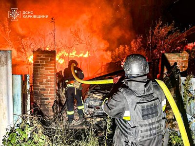 Рятувальники гасять пожежу після атаки російських дронів у Приколотному вночі 14 липня 2025 року Рятувальники гасять пожежу після атаки російських дронів у Приколотному вночі 14 липня 2025 року