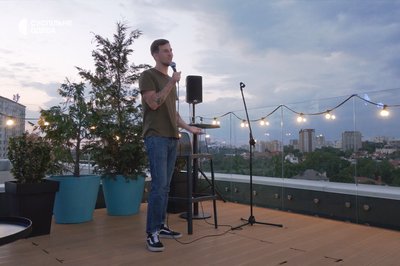 Комік у цивільному житті, військовий — у фронтовому: інтерв'ю з одеським коміком Віталієм Жавнерчиком Комік у цивільному житті, військовий — у фронтовому: інтерв'ю з одеським коміком Віталієм Жавнерчиком