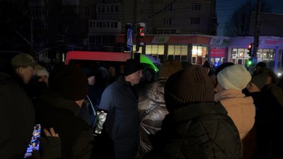 "Цілими днями сидимо без світла": хмельничани вийшли на акцію через тривалі відключення світла