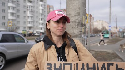 "Зупинись та вшануй пам’ять": у Чернігові містяни виходять на акцію та просять дотриматися хвилини мовчання "Зупинись та вшануй пам’ять": у Чернігові містяни виходять на акцію та просять дотриматися хвилини мовчання