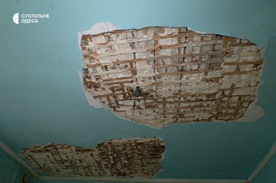 Вирва посеред двору, пошкоджені вікна та відрізаний газ: одесити показали будинки, пошкоджені під час атаки "шахедів" Вирва посеред двору, пошкоджені вікна та відрізаний газ: одесити показали будинки, пошкоджені під час атаки "шахедів"