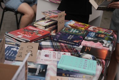 У Сумах влаштували книжковий ярмарок, де збирали кошти на ЗСУ У Сумах влаштували книжковий ярмарок, де збирали кошти на ЗСУ