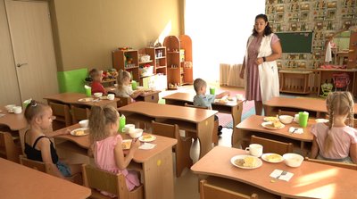 Діти їдять обід Діти їдять обід