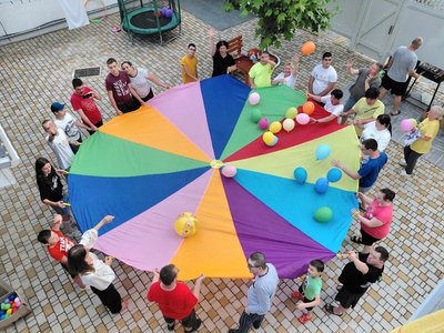 Майстер-класи, табори та поїздки за кордон: як влітку відпочивають діти у прифронтовому Херсоні Майстер-класи, табори та поїздки за кордон: як влітку відпочивають діти у прифронтовому Херсоні