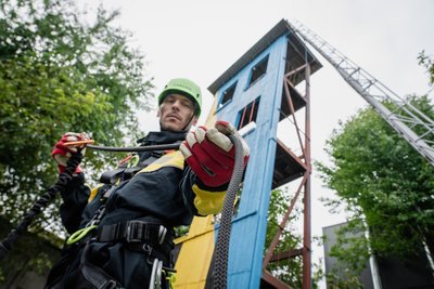 Рятувальник Сергій Лазарев виконує завдання по службі Рятувальник Сергій Лазарев виконує завдання по службі