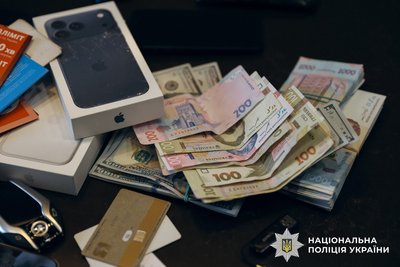 Понад 1 млн доларів збитків. Поліція викрила підозрюваних у шахрайстві під виглядом навчання інвестиціям Понад 1 млн доларів збитків. Поліція викрила підозрюваних у шахрайстві під виглядом навчання інвестиціям